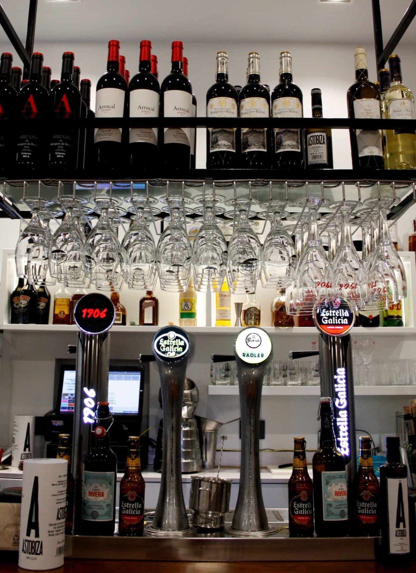 cañero botellas alondegui bilbao scaled